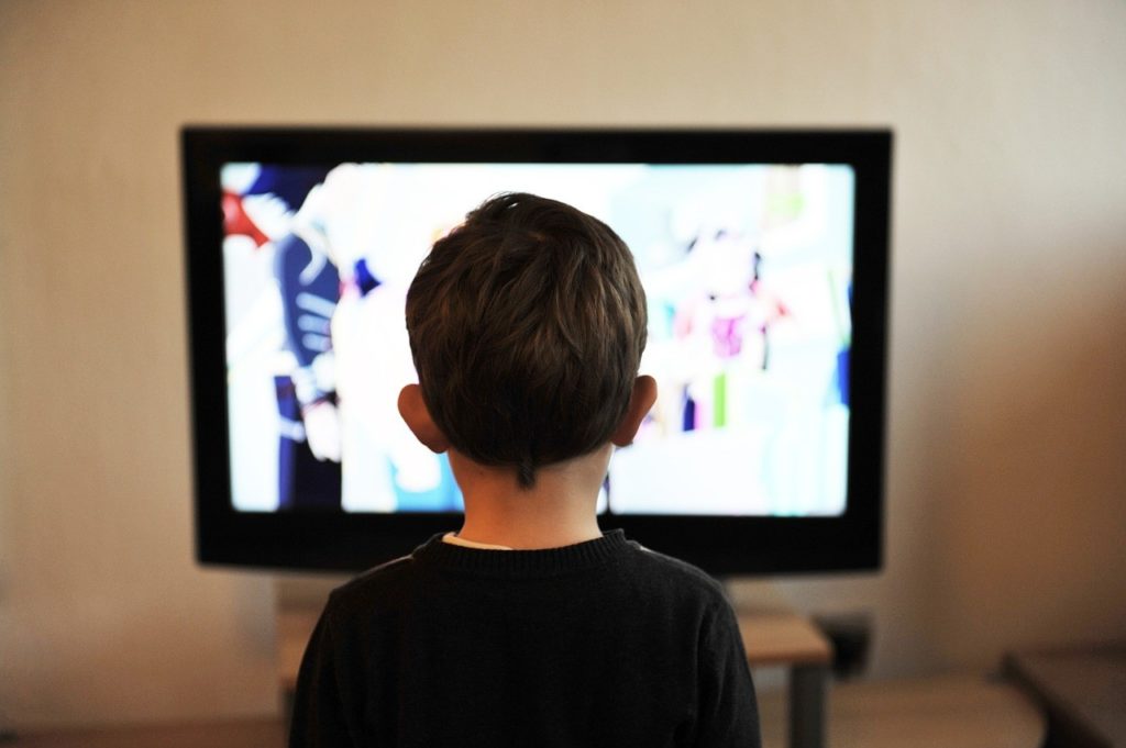 enfant regardant la tele